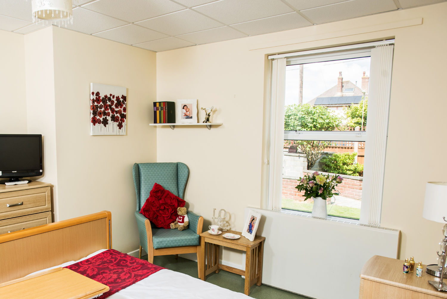 A bedroom with en-suite facilities at Carlton House